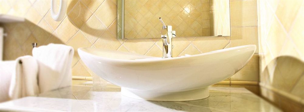 Hotel Palazzo Di Mezzo Carru Екстер'єр фото