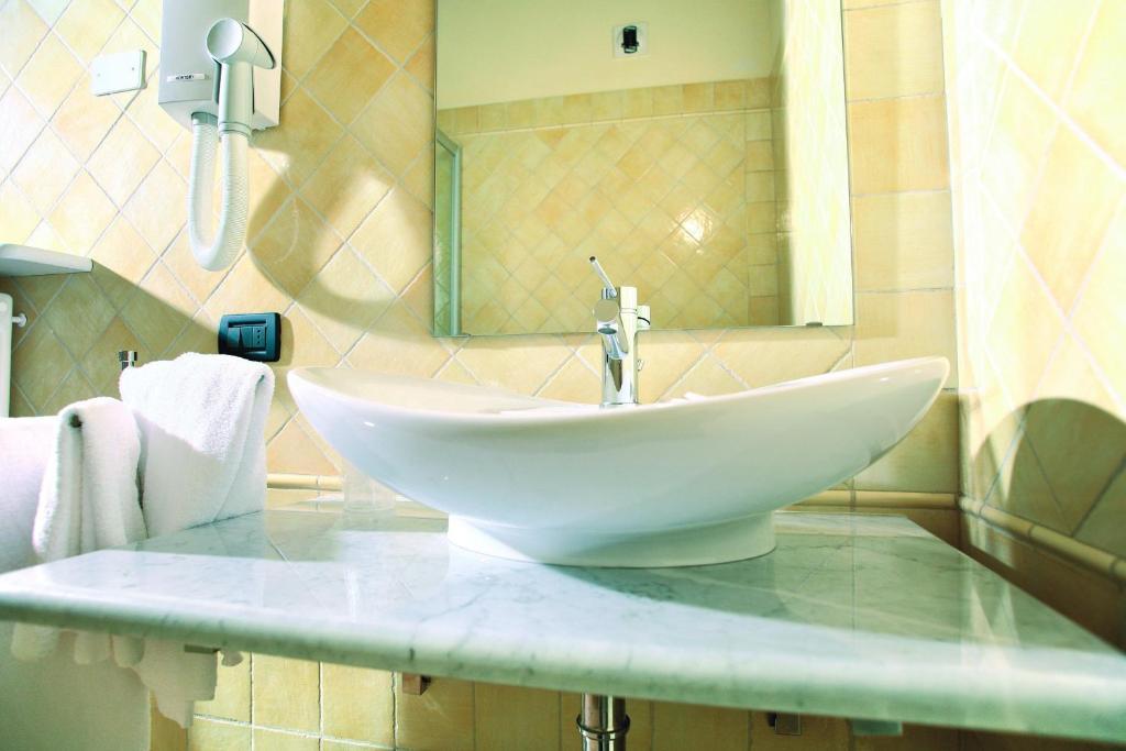 Hotel Palazzo Di Mezzo Carru Екстер'єр фото